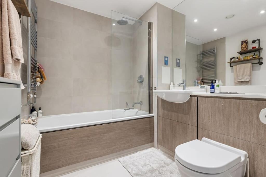 Modern New 1-Bedroom Home Stunning Views Londen Buitenkant foto
