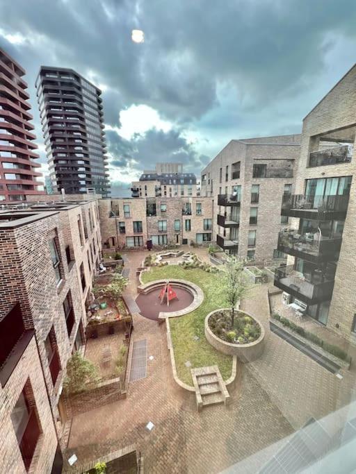 Modern New 1-Bedroom Home Stunning Views Londen Buitenkant foto
