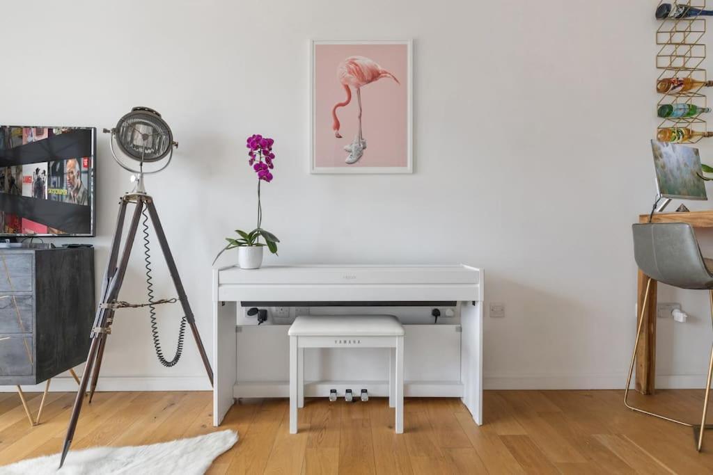Modern New 1-Bedroom Home Stunning Views Londen Buitenkant foto